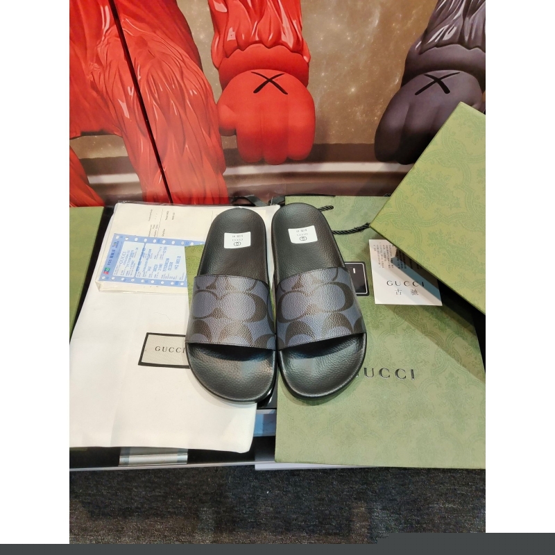 G*u*i slippers